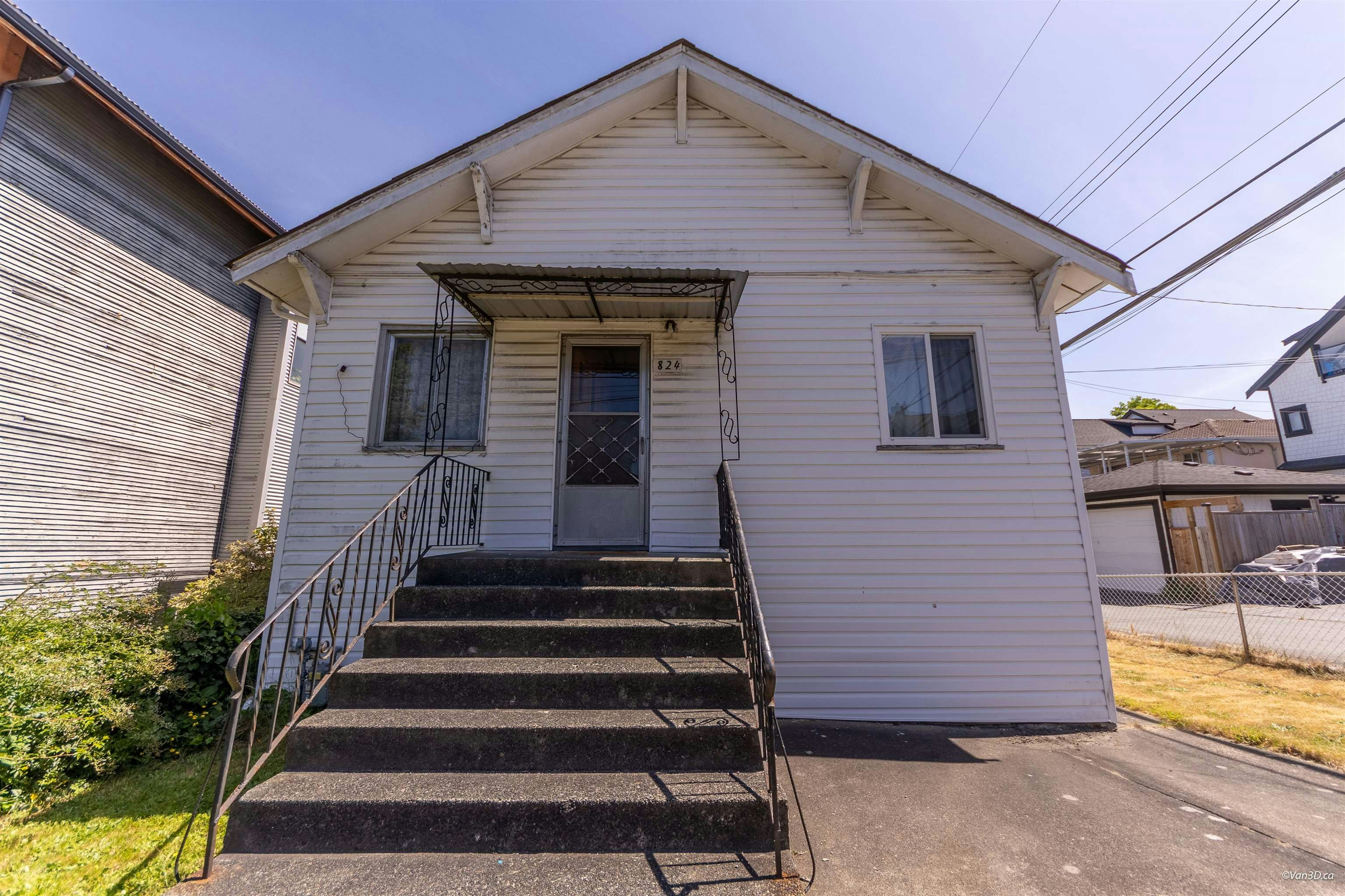 824 Semlin Drive, Vancouver, BC, V5L 4J5 - 2