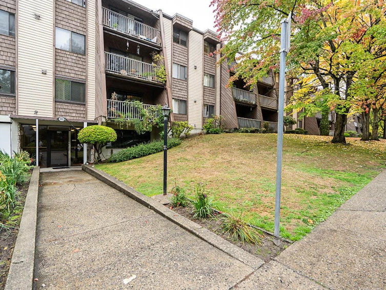 212-3921 Carrigan Court, Burnaby, BC, V3N 4J7