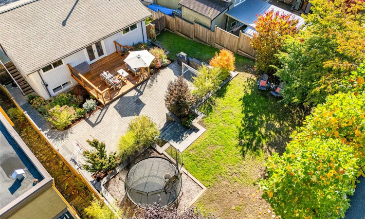 1147 Deep Cove Road