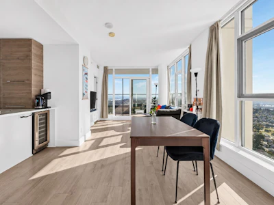 2807-7388 Kingsway - 2