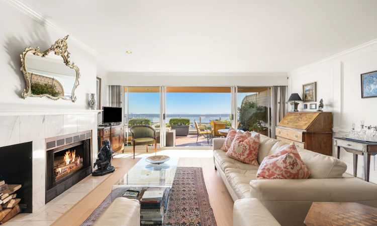 102-2274 Folkestone Way