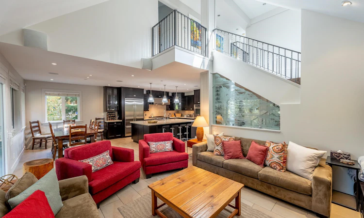 2817 Clifftop Lane