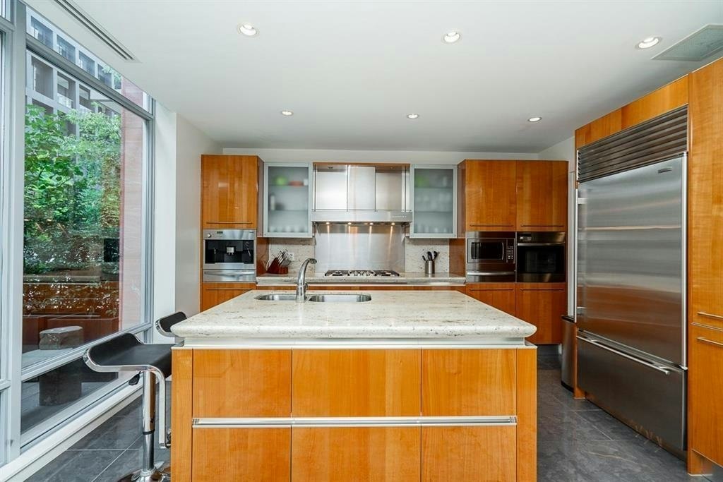 1163 W Cordova Street, Vancouver, BC, V6C 0A1 - 4