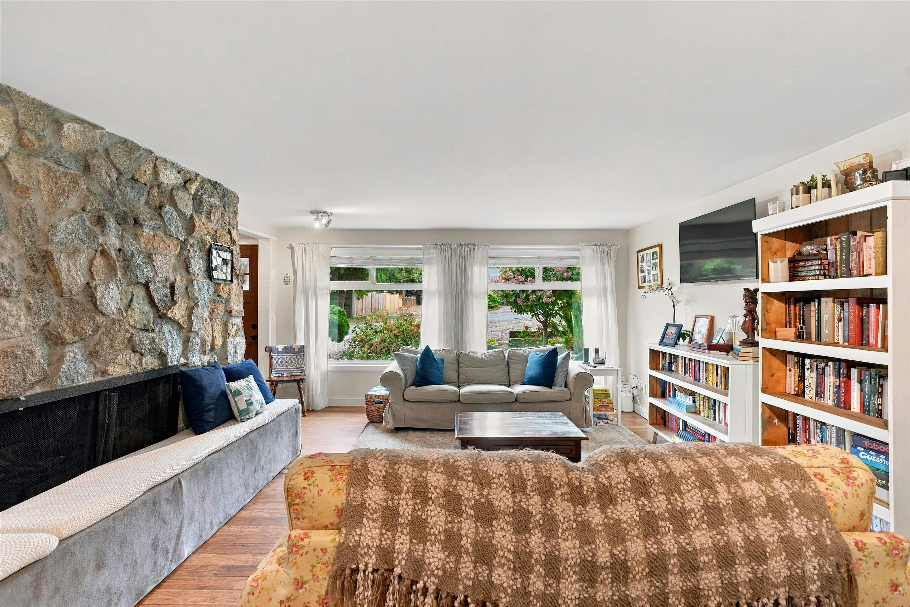 5734 Pebble Crescent, Sechelt, BC, V0N 3A0 - 5