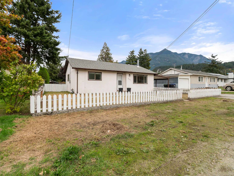 561 Thacker Avenue, Hope, BC, V0X 1L0