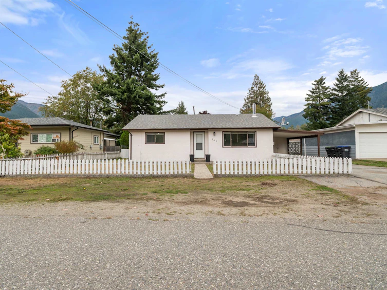 561 Thacker Avenue, Hope, BC, V0X 1L0 - 4
