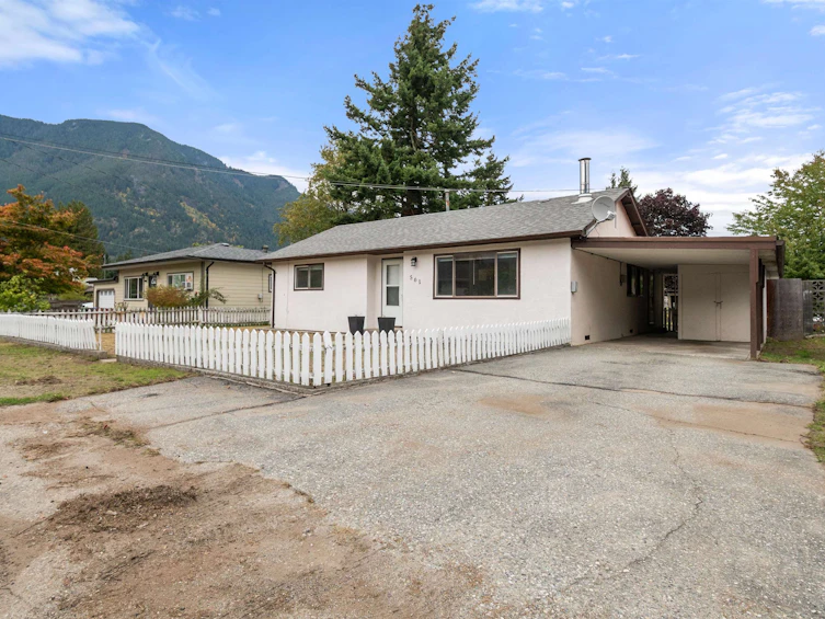 561 Thacker Avenue, Hope, BC, V0X 1L0 - 3