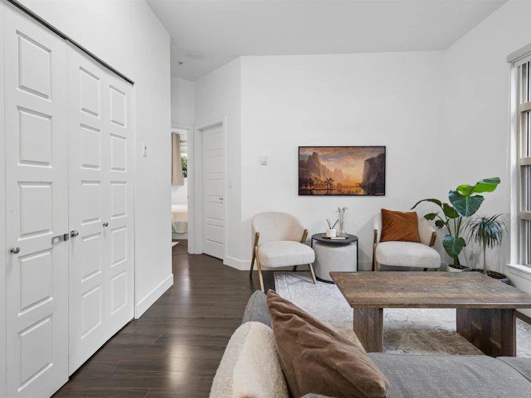 881 Salsbury Drive, Vancouver, BC, V5L 4A3 - 3
