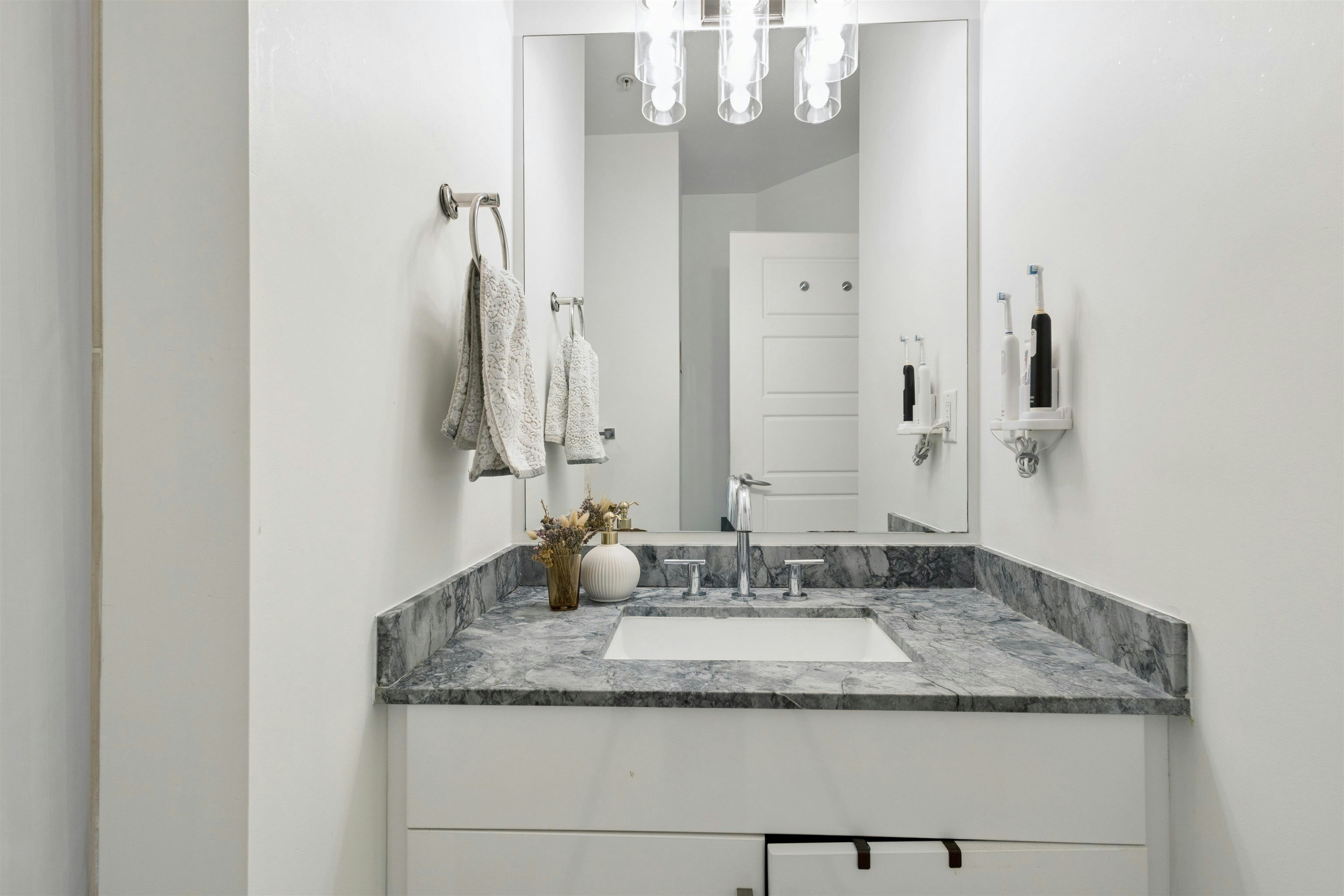 881 Salsbury Drive, Vancouver, BC, V5L 4A3 - 13