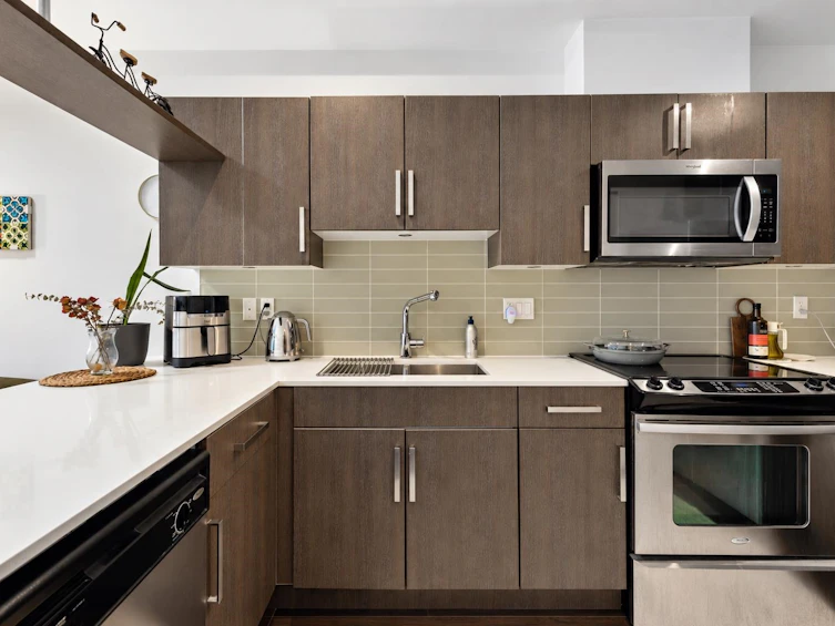 881 Salsbury Drive, Vancouver, BC, V5L 4A3 - 9