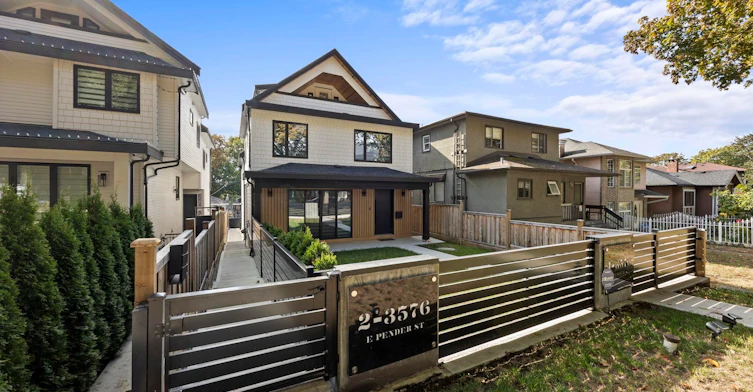 2-3576 E Pender Street, Vancouver, BC, V5K 2E3