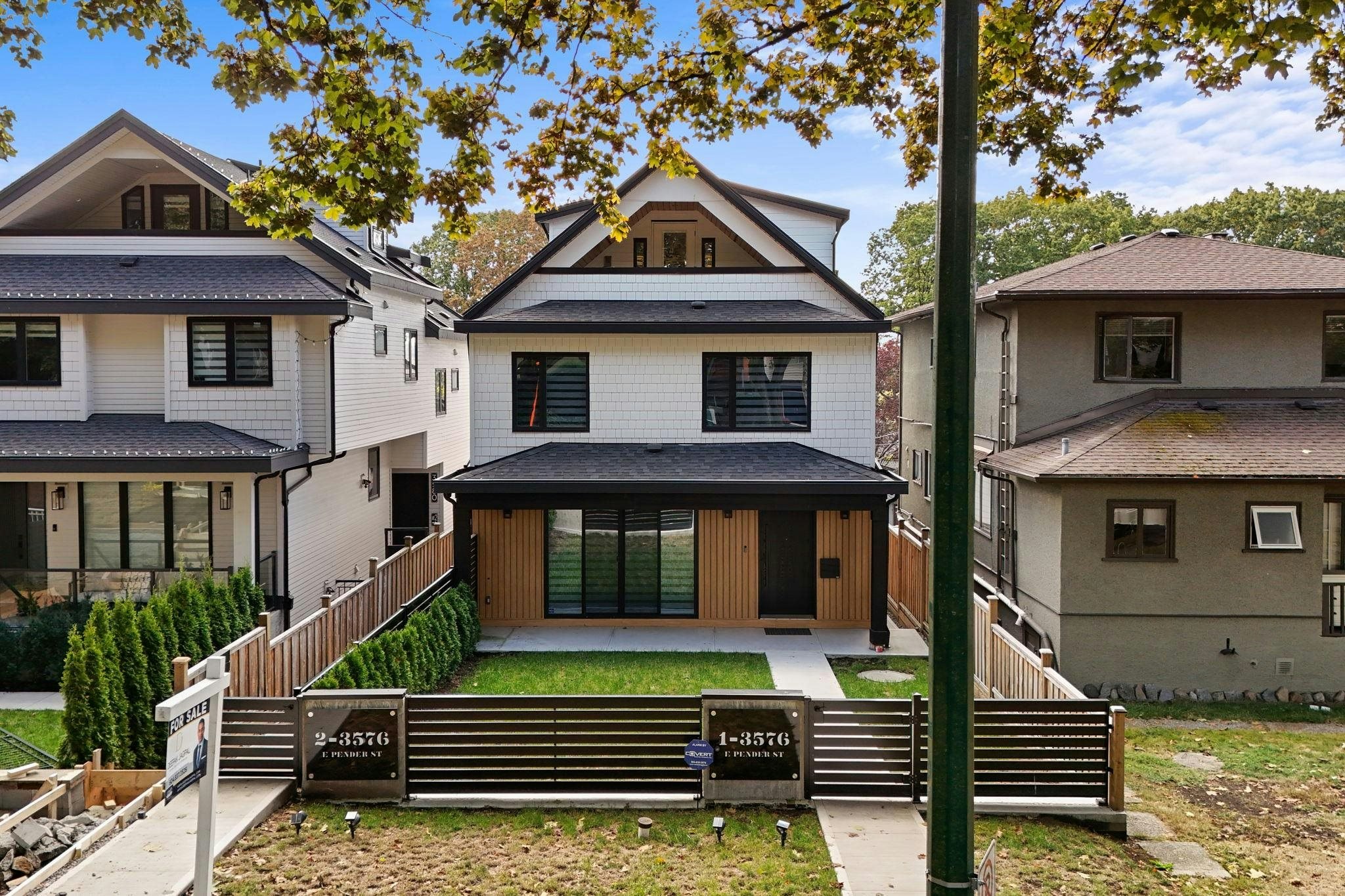 2-3576 E Pender Street, Vancouver, BC, V5K 2E3 2
