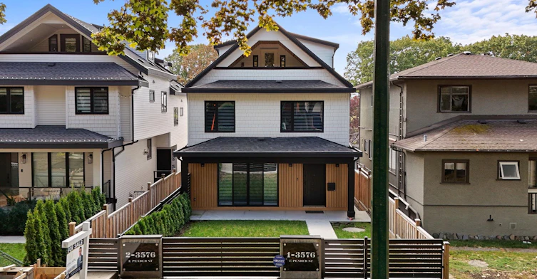 2-3576 E Pender Street, Vancouver, BC, V5K 2E3 - 2