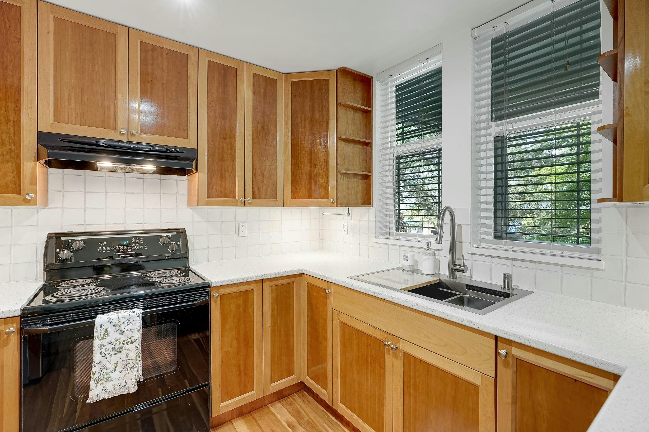 211-15350 16a Avenue, Surrey, BC, V4A 1S9