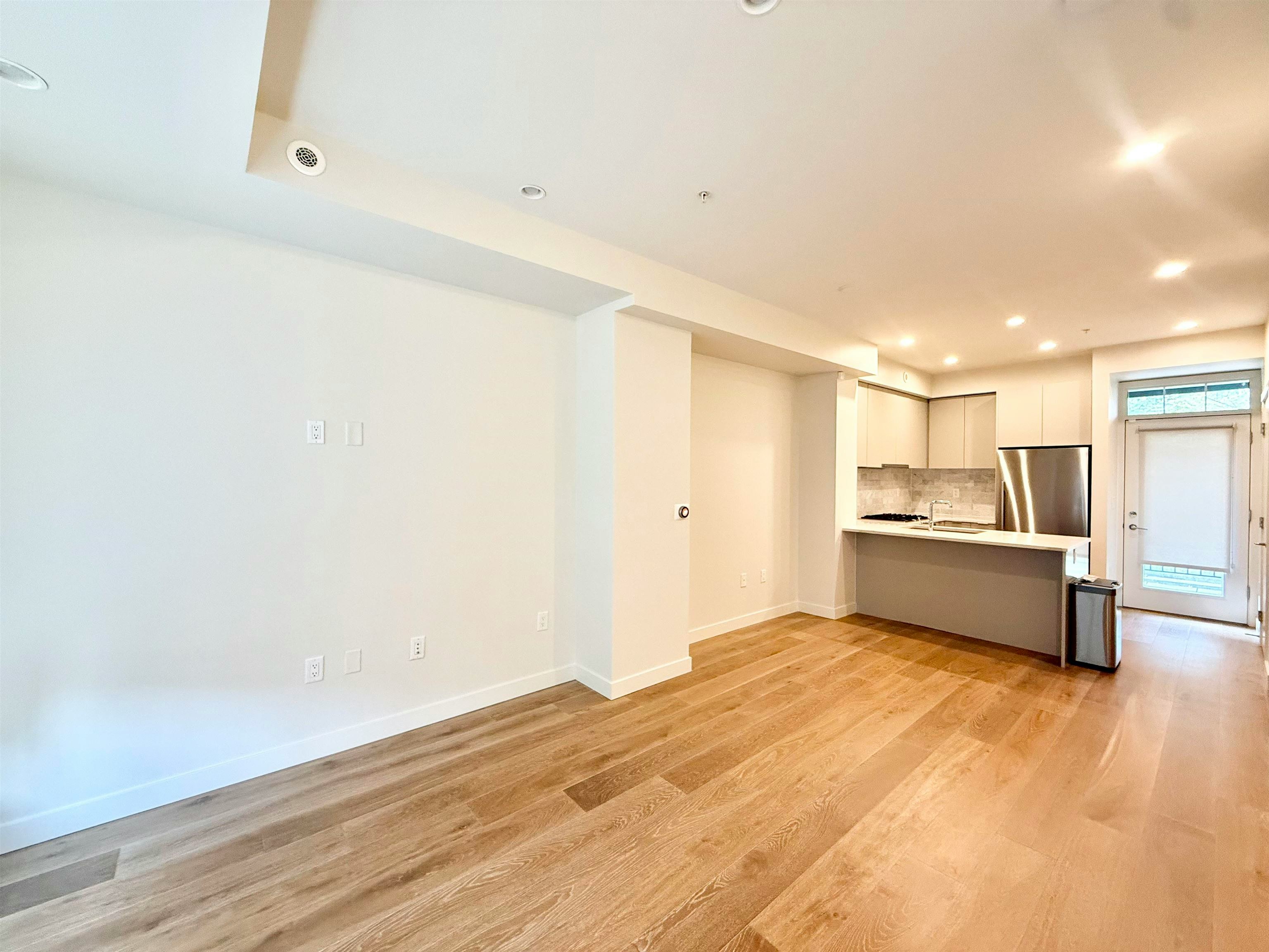 7923,  Oak Street, Vancouver, BC, V6P 0H9 5