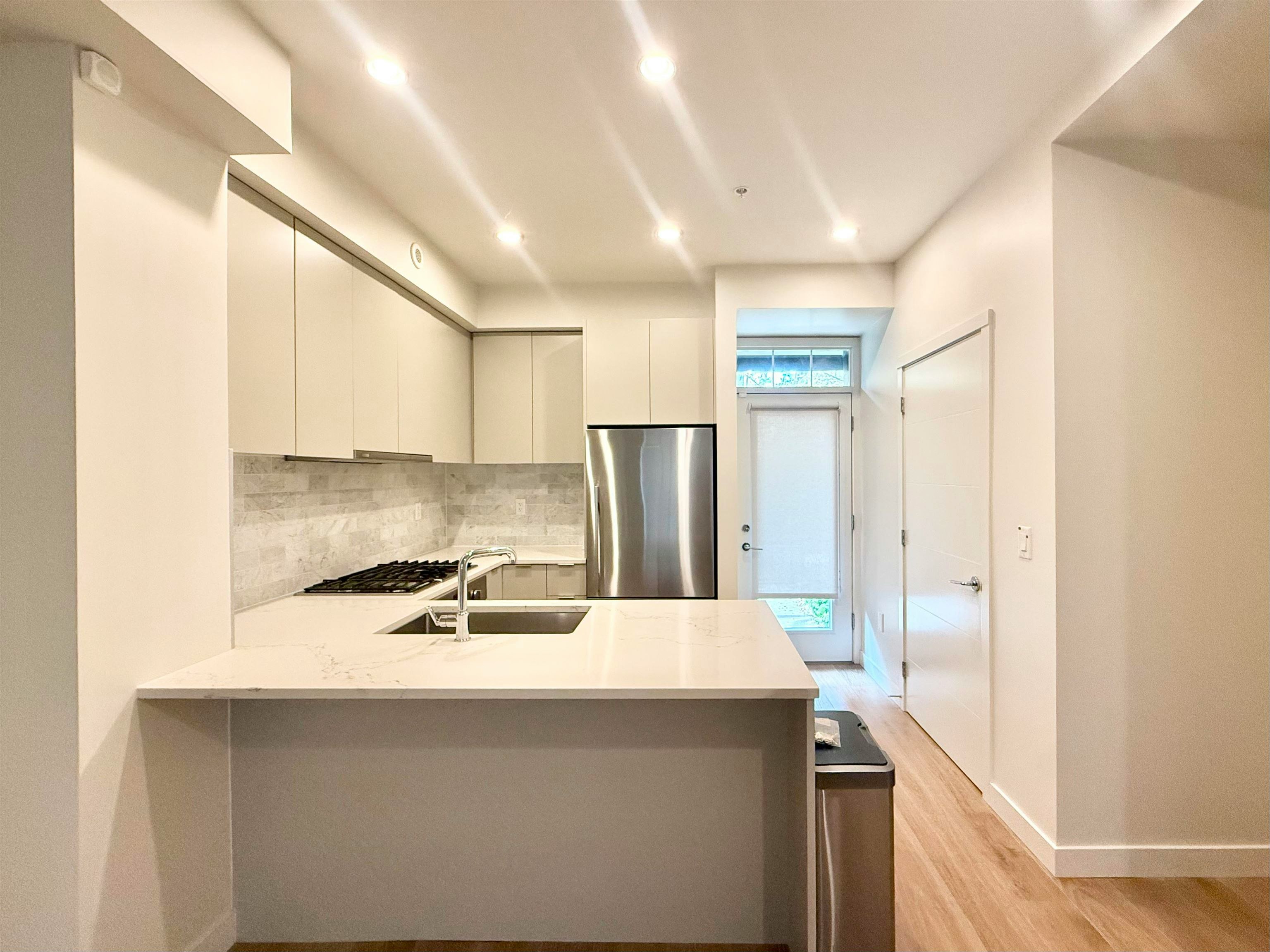 7923,  Oak Street, Vancouver, BC, V6P 0H9 1