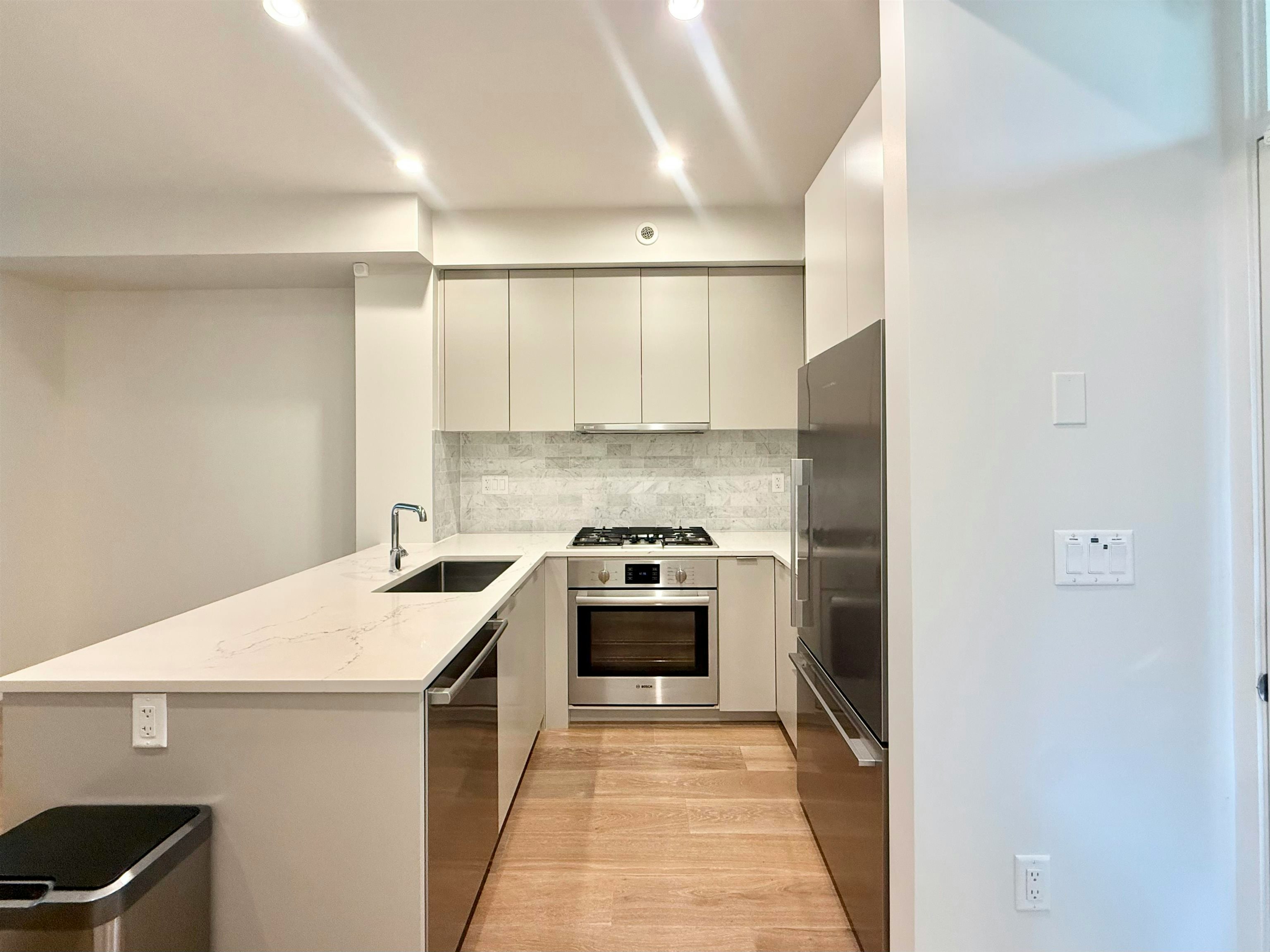 7923,  Oak Street, Vancouver, BC, V6P 0H9 3