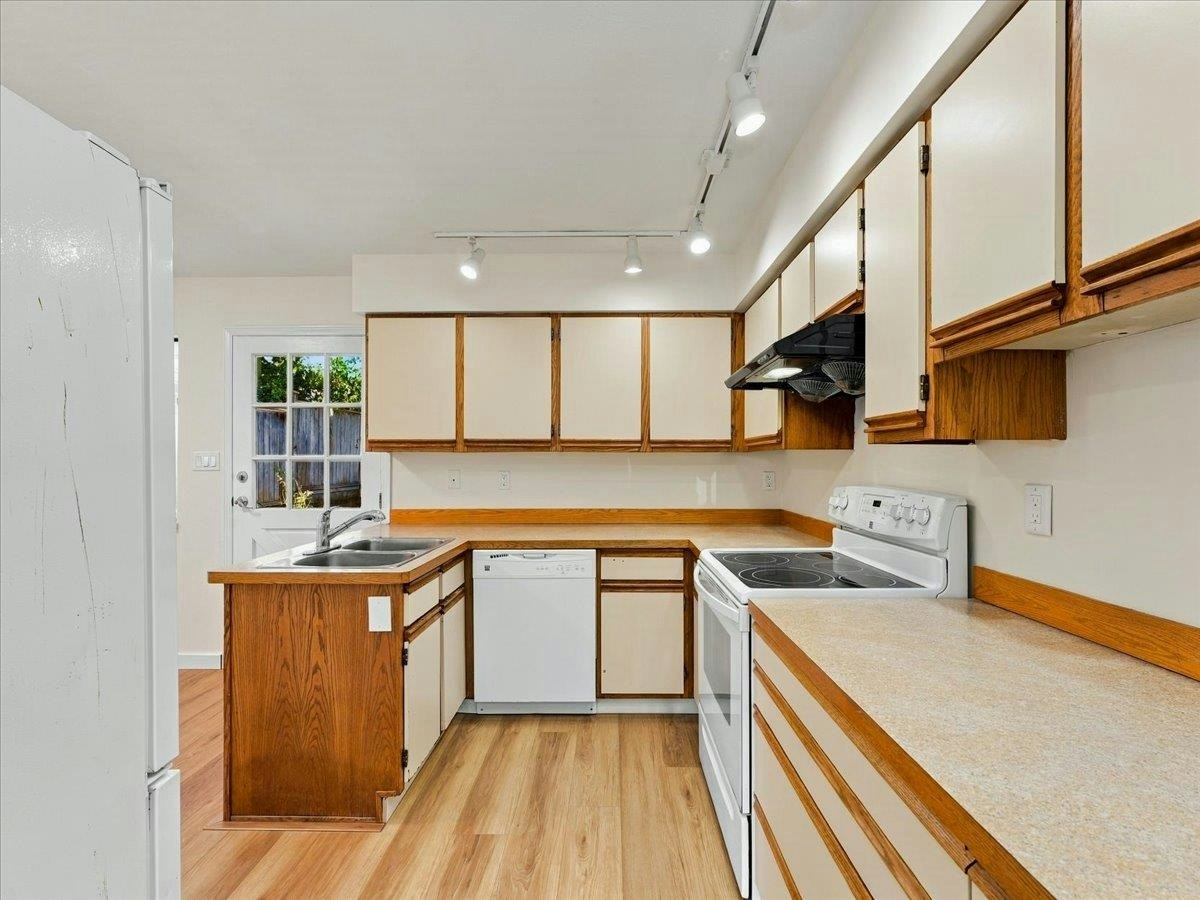 240 E 18th Street, North Vancouver, BC, V7L 2X6 - 9