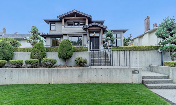 4294 Price Crescent