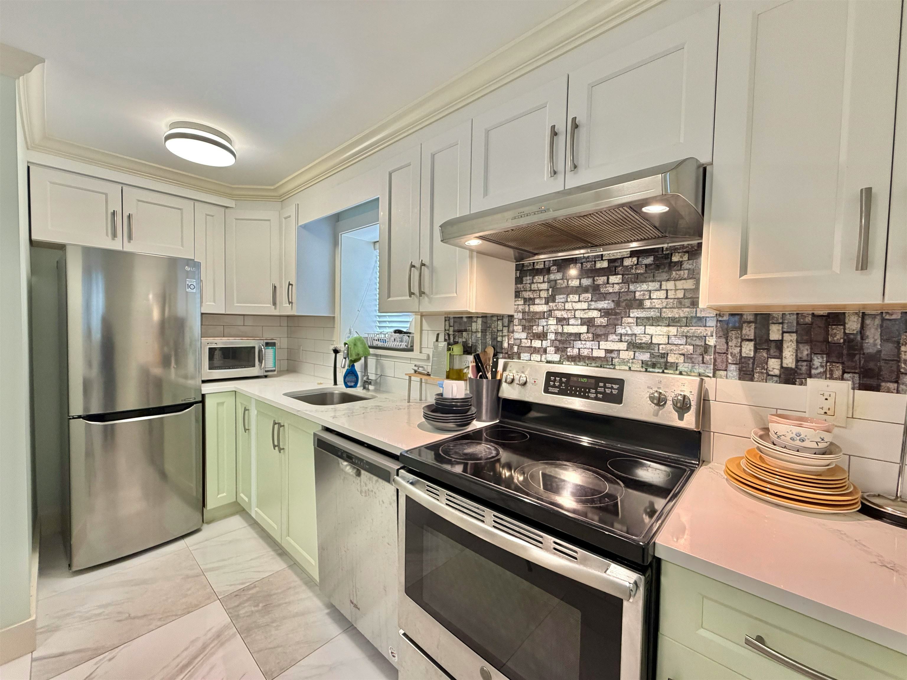 582 E 57th Avenue, Vancouver, BC, V5X 1S9 - 2