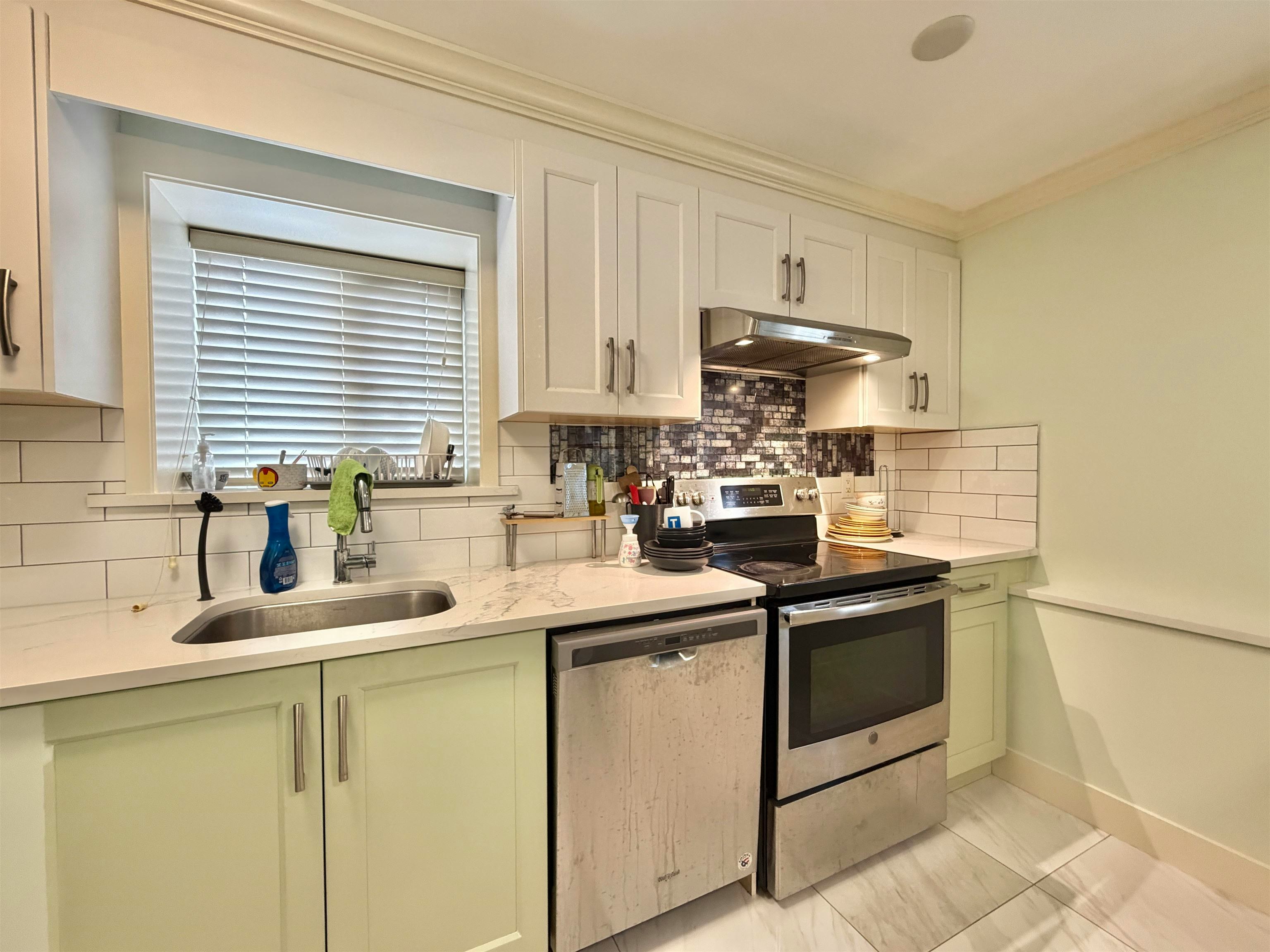 582 E 57th Avenue, Vancouver, BC, V5X 1S9 - 3