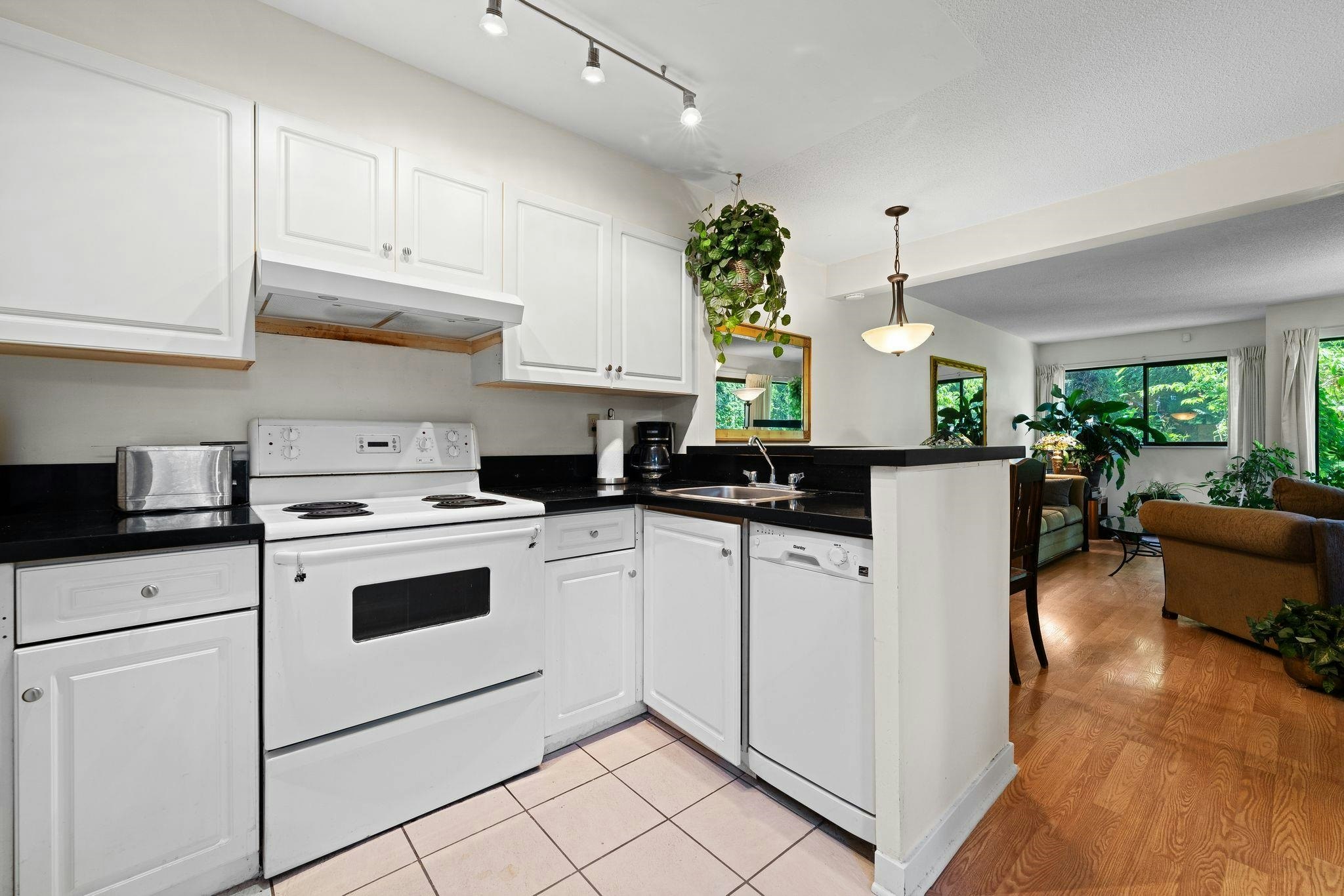 31-460 W 16th Avenue, Vancouver, BC, V5Y 1Z3 - 17