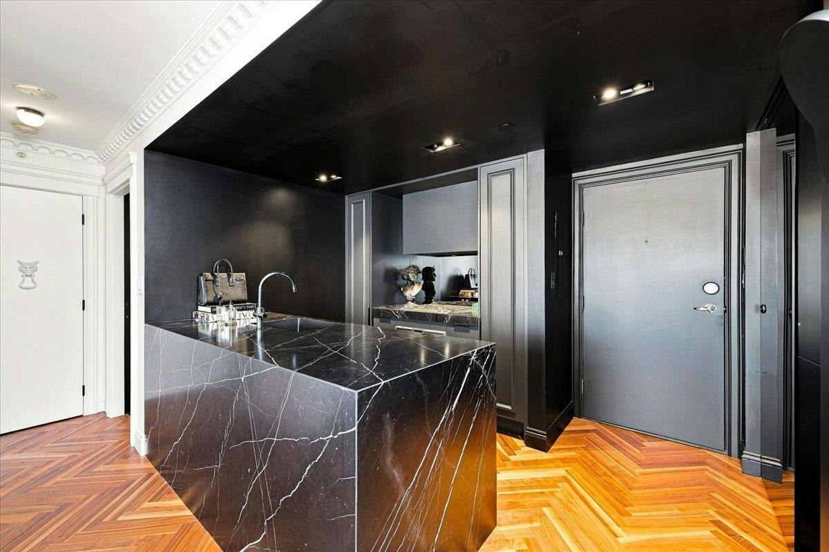 2503-198 Aquarius Mews, Vancouver, BC, V6Z 2Y4