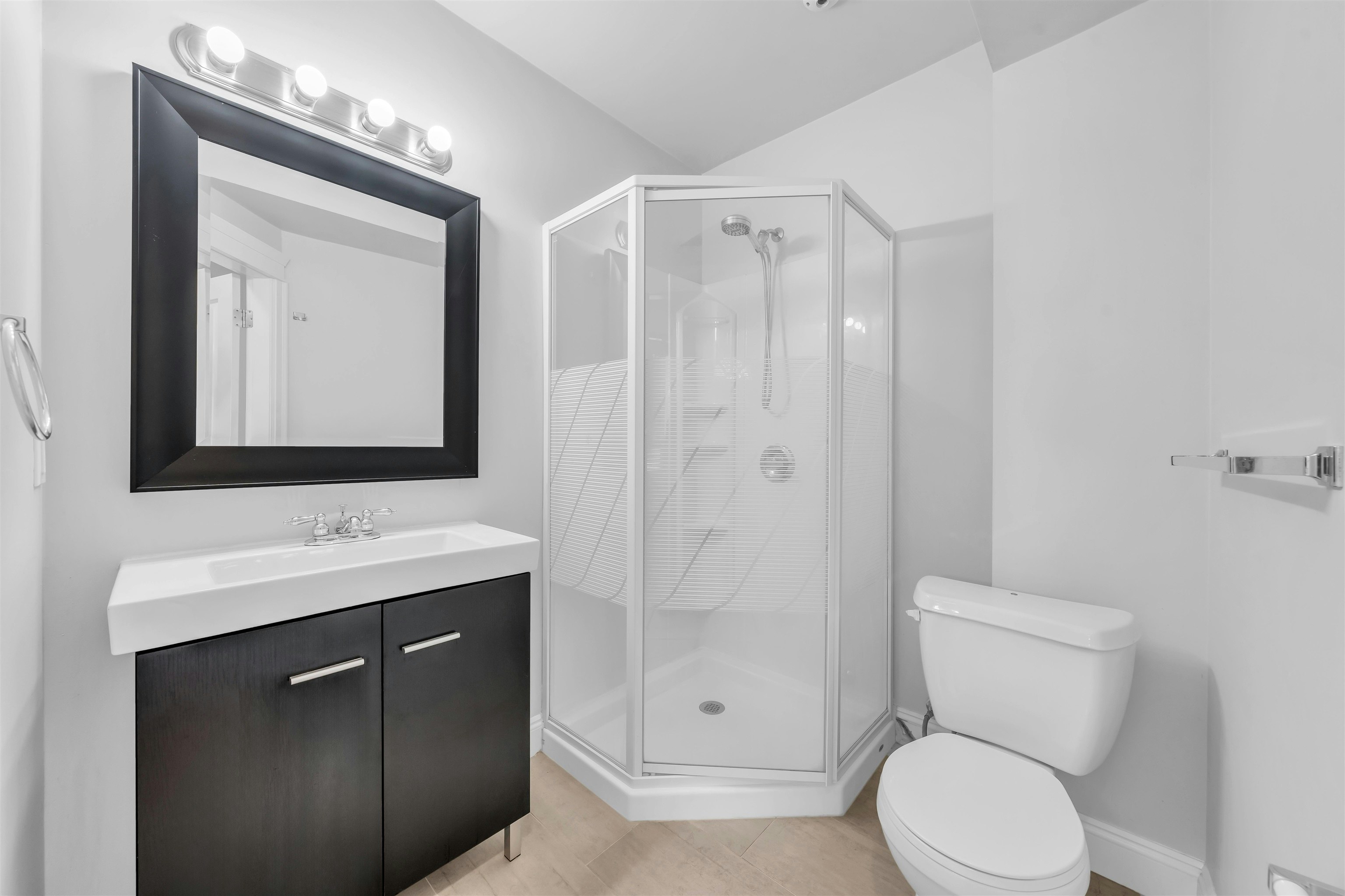 8758 Crest Drive, Burnaby, BC, V3N 4A2 - 32