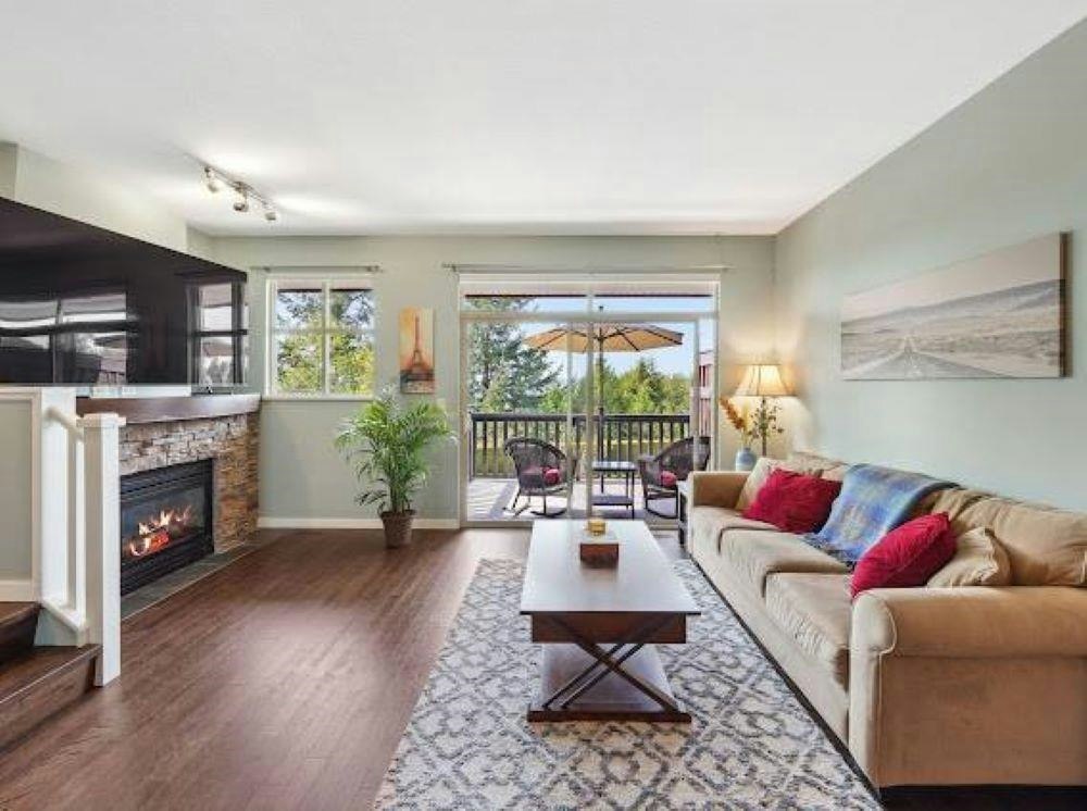 320 Decaire Street, Coquitlam, BC, V3K 7C3 2