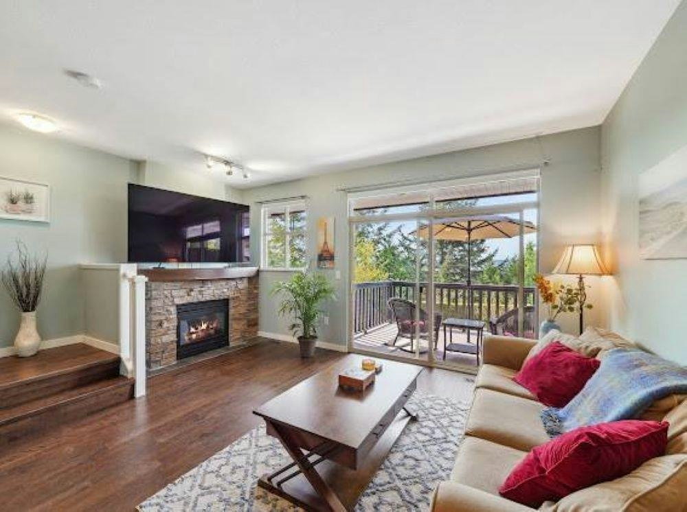320 Decaire Street, Coquitlam, BC, V3K 7C3 1