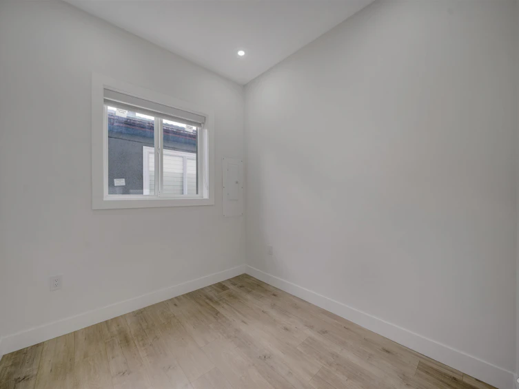 2995 E 17th Avenue, Vancouver, BC, V5M 2N4 - 7