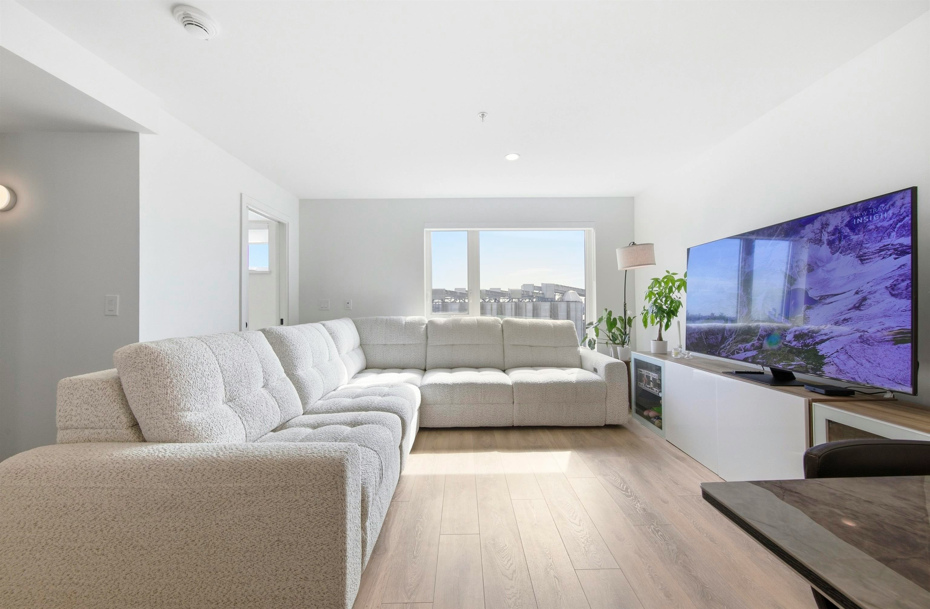 356-555 2nd E Street, North Vancouver, BC, V7L 1E1 3