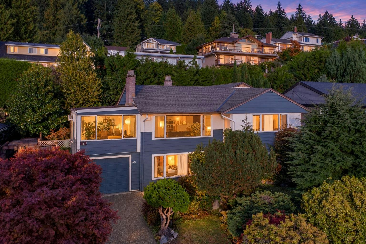 674 Blueridge Avenue, North Vancouver, BC, V7R 2J3 - 2