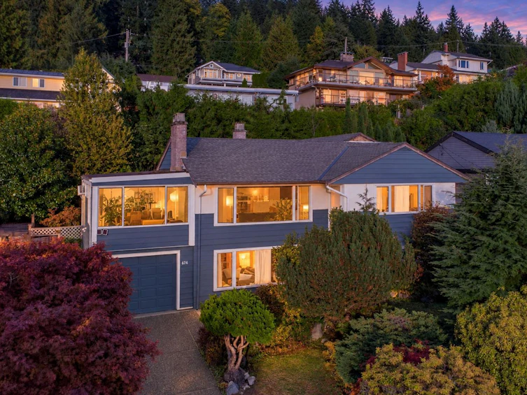 674 Blueridge Avenue, North Vancouver, BC, V7R 2J3 - 2