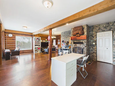 2035 Craigen Avenue - 4