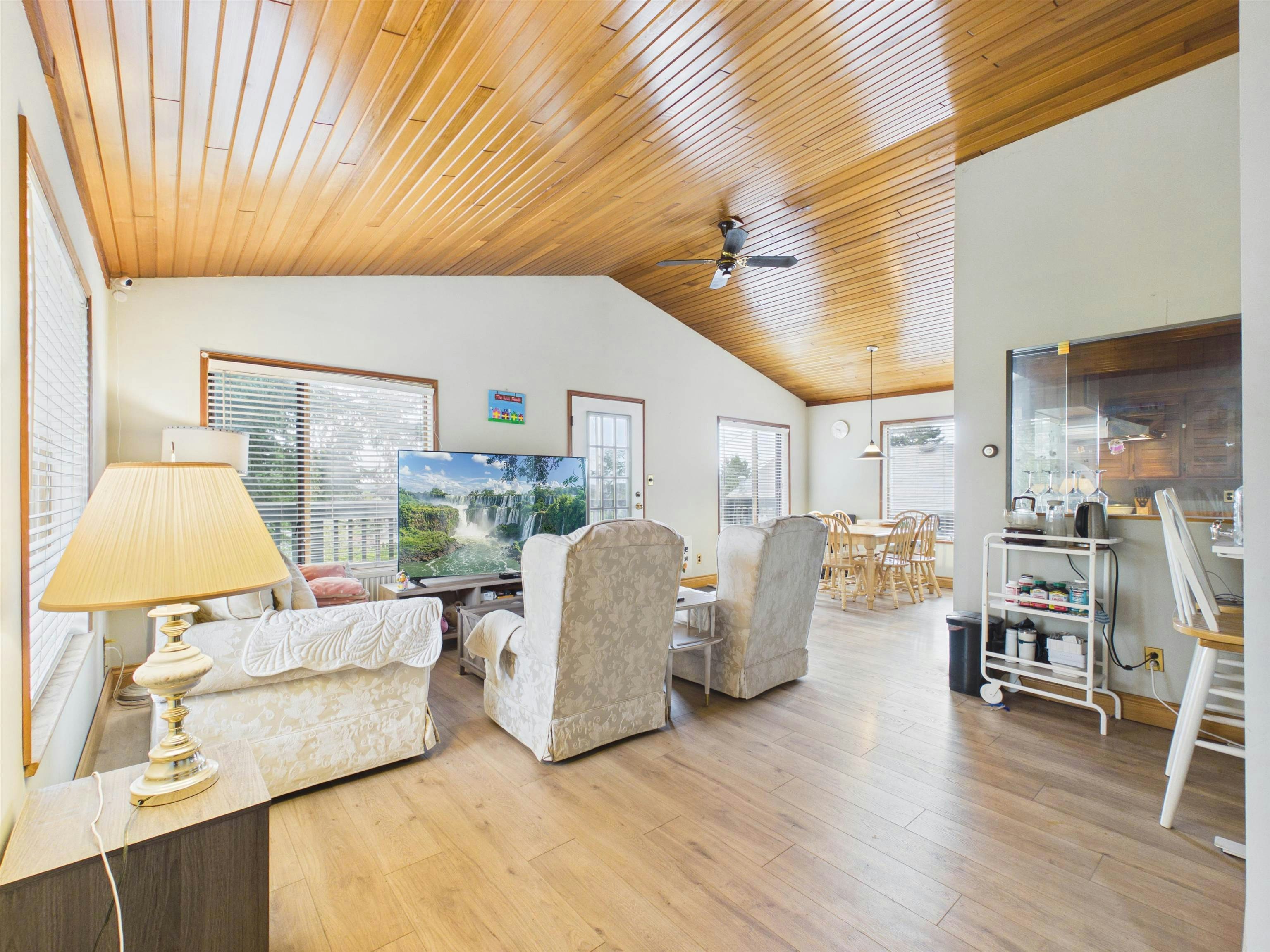2035 Craigen Avenue - 5