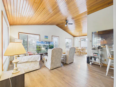 2035 Craigen Avenue - 5
