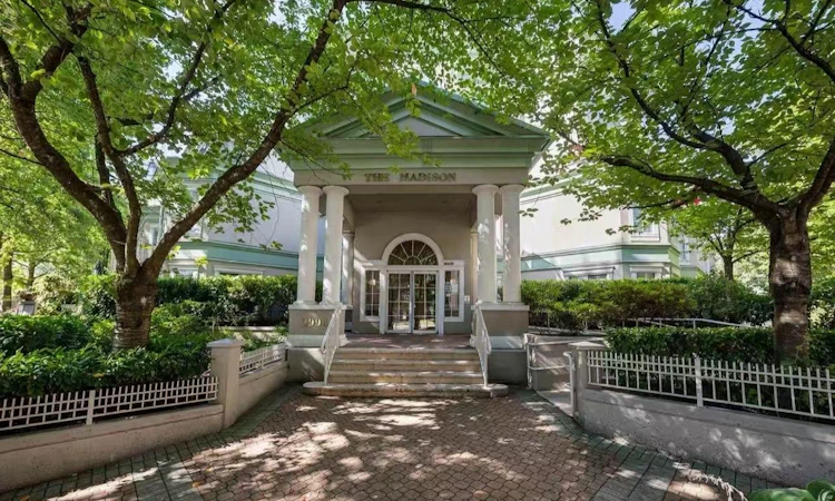 111-2990 Princess Crescent