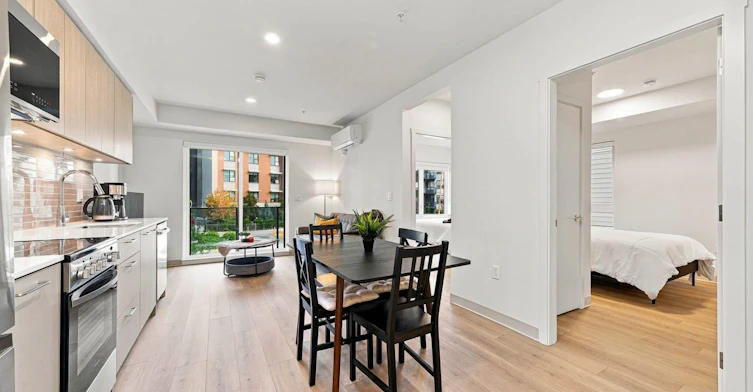 225-1529 Oxford, North Vancouver, BC, V7J 0G2 - 2
