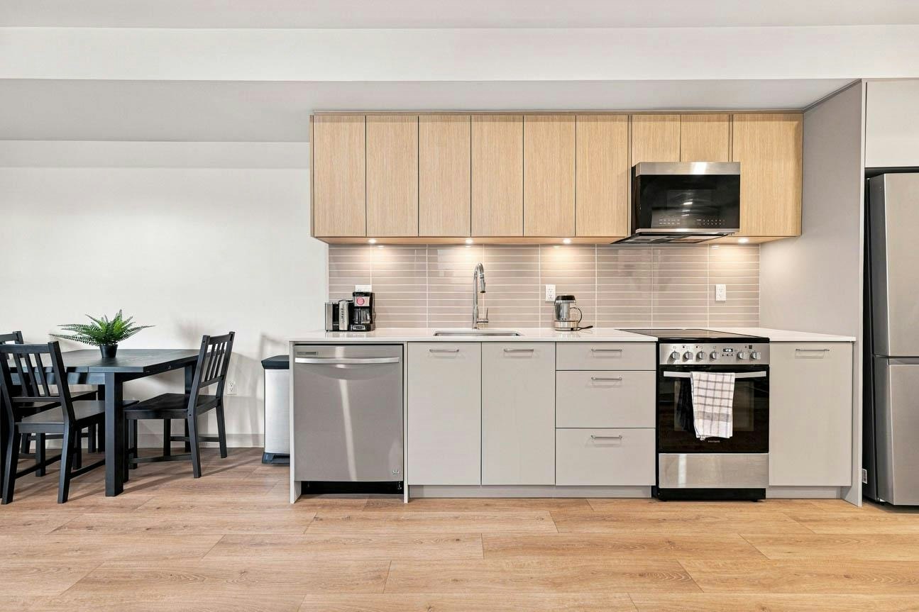 213-1529 Oxford, North Vancouver, BC, V7J 0G2 - 2
