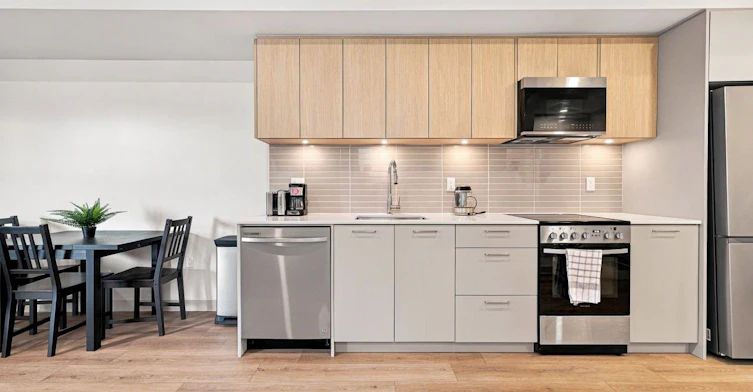213-1529 Oxford, North Vancouver, BC, V7J 0G2 - 2