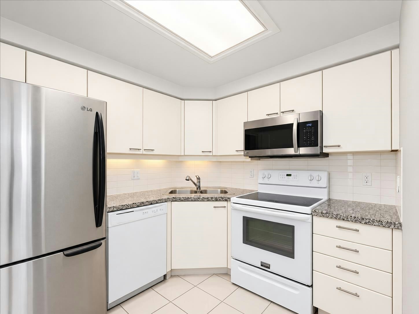 1206-388 Drake Street - 4