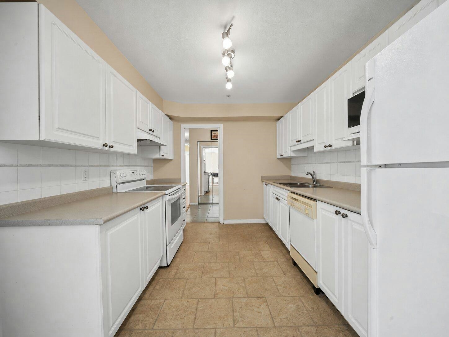 220-9688 148 Street, Surrey, BC, V3R 0W2 - 13