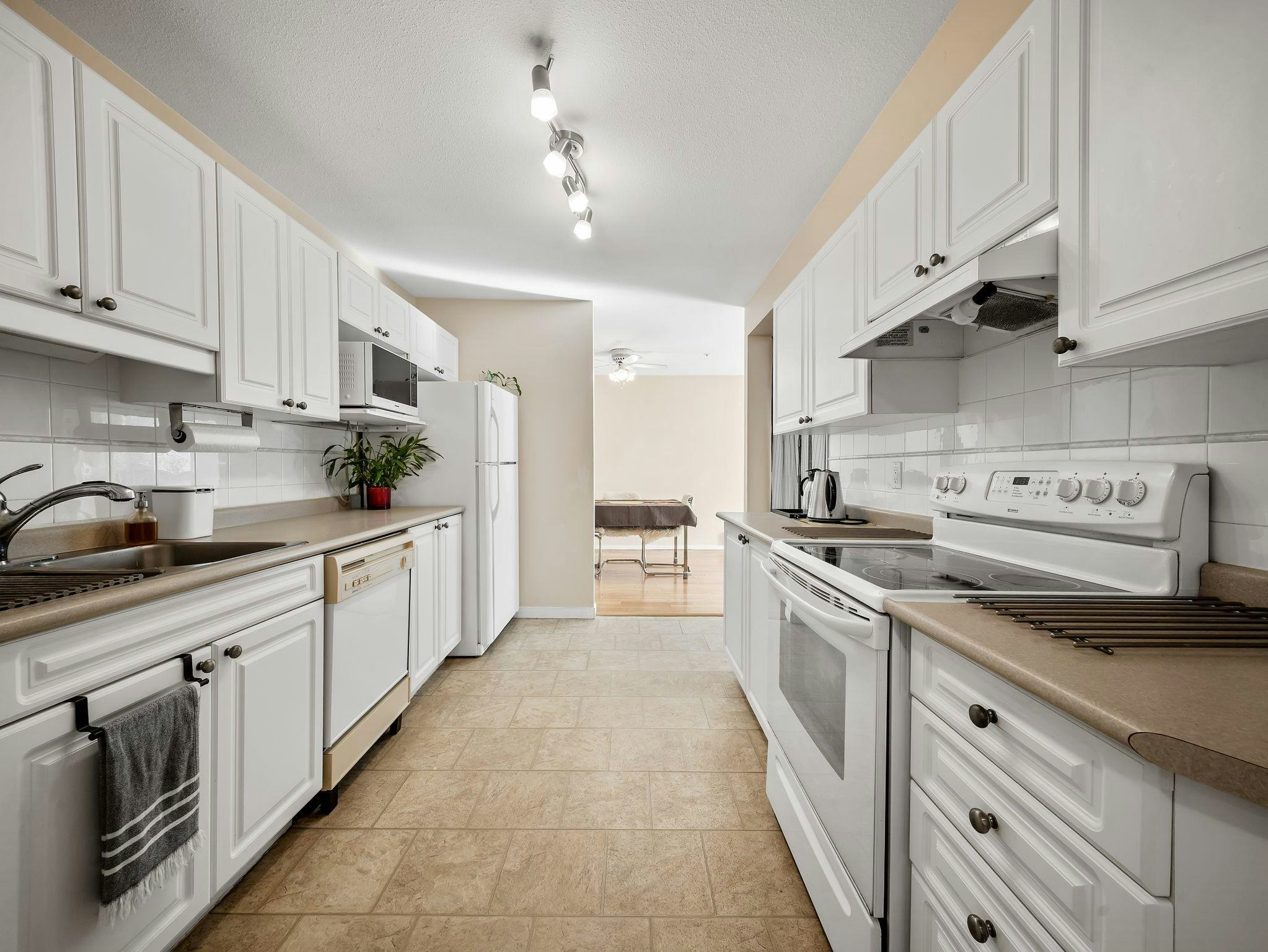 220-9688 148 Street, Surrey, BC, V3R 0W2 - 14