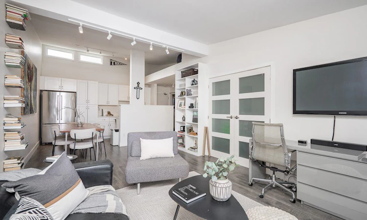 408-2333 Triumph Street