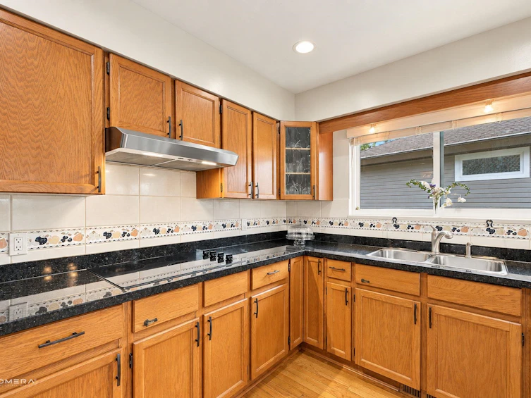 1415 Lansdowne Drive, Coquitlam, BC, V3E 1Y5 - 15