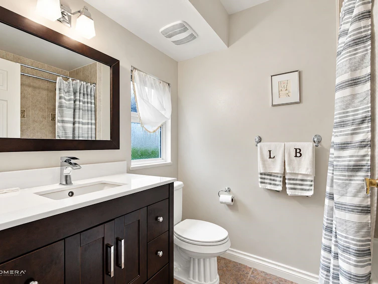 1415 Lansdowne Drive, Coquitlam, BC, V3E 1Y5 - 23