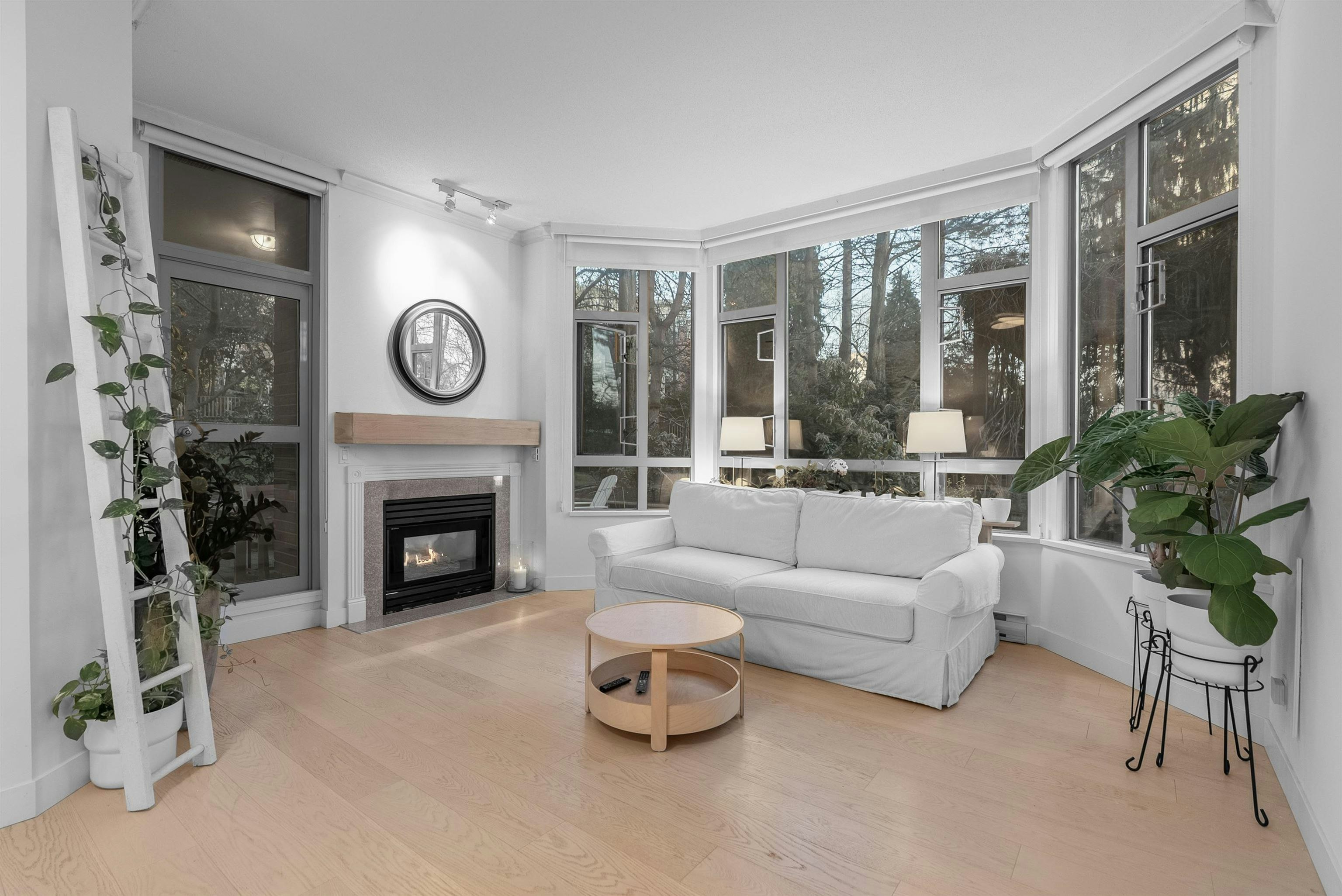 101-160 W Keith Road, North Vancouver, BC, V7M 3M2