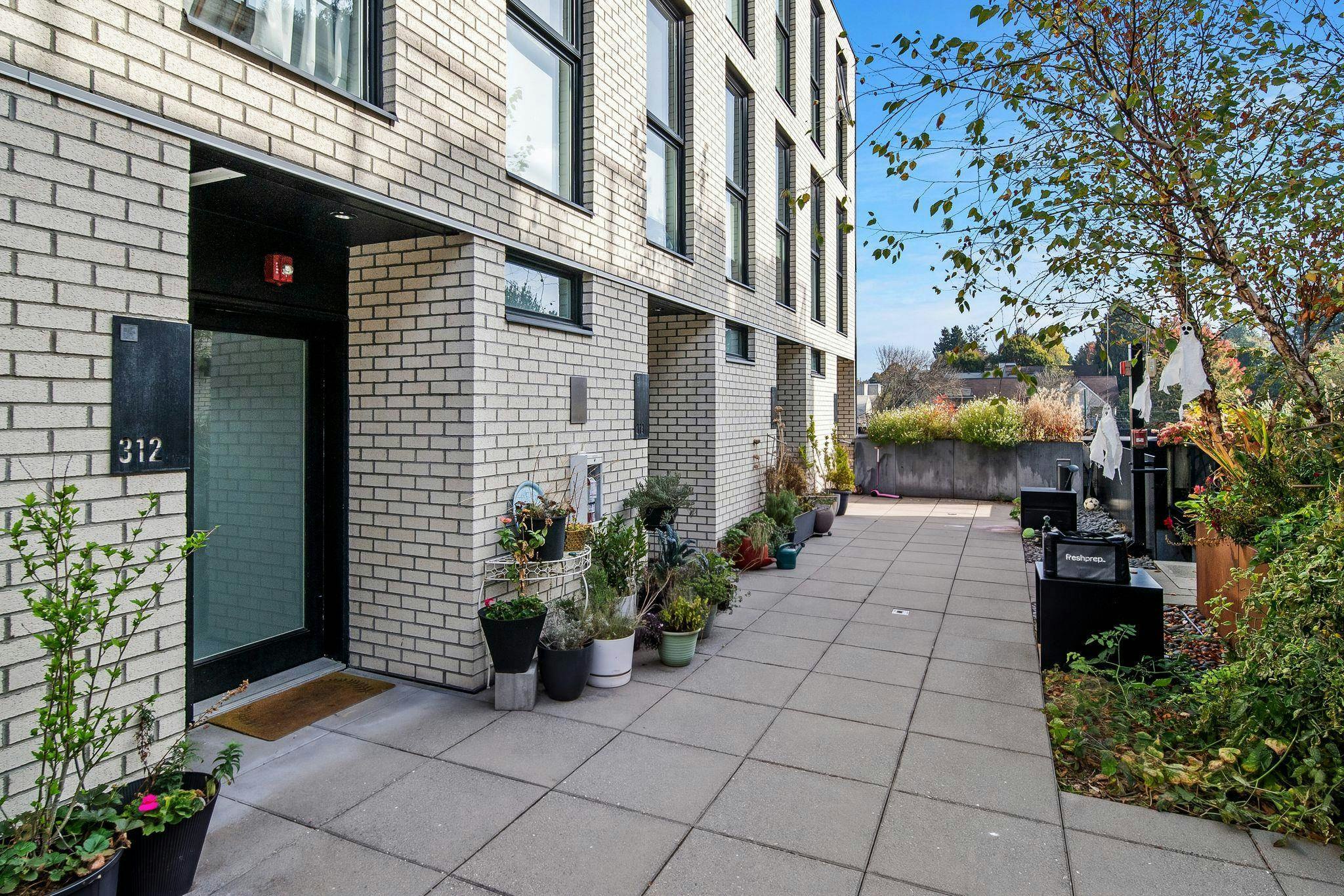 312-1647 E Pender Street, Vancouver, BC, V5L 1W2