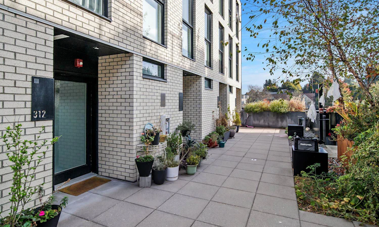 312-1647 E Pender Street